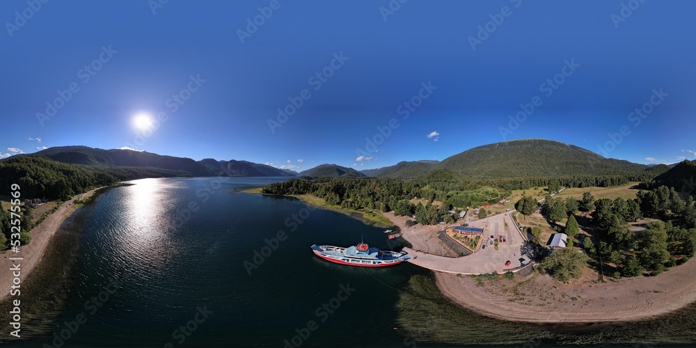 Imagen panoramica de 360 grados desde un dron de puerto pirihueico y la barcaza puerto fuy en el sur de chile provincia de panguipulli