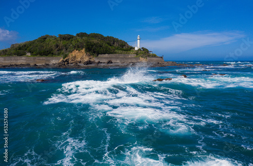 夏空と海と麦崎灯台