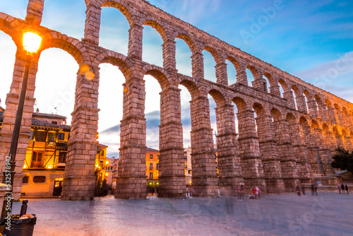 Fotografiet The ancient Roman aqueduct of Segovia, Spain