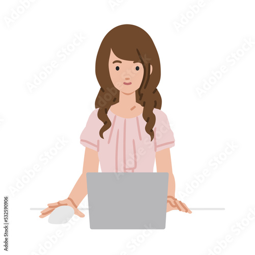 デスクで座ってPCを使っているオフィスカジュアルの女性