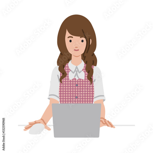 デスクで座ってPCを使っている事務員制服の女性