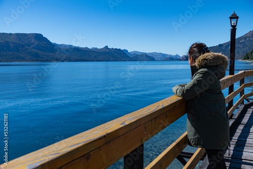 couple sitting on a pier © Dario