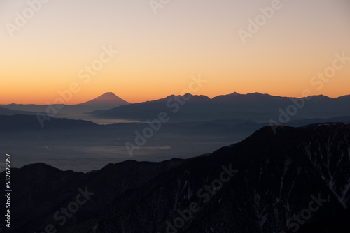 夜明けの富士山と南アルプス