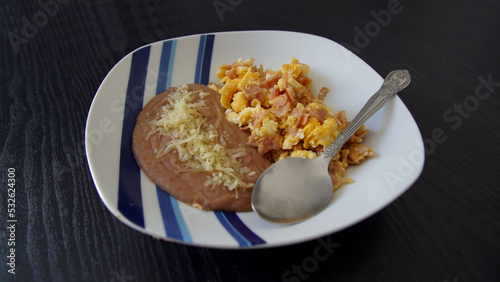 Huevo con jamón y frijoles refritos con queso, Jam and egg with beans and Cheese, eggs whit jam, mexican breakfast, desayuno mexicano, huevo al gusto, mexican food, almuerzo mexicano