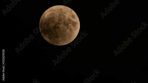 雲の切れ間から顔を出す満月。
中秋の名月。秋の夜のコンセプト。