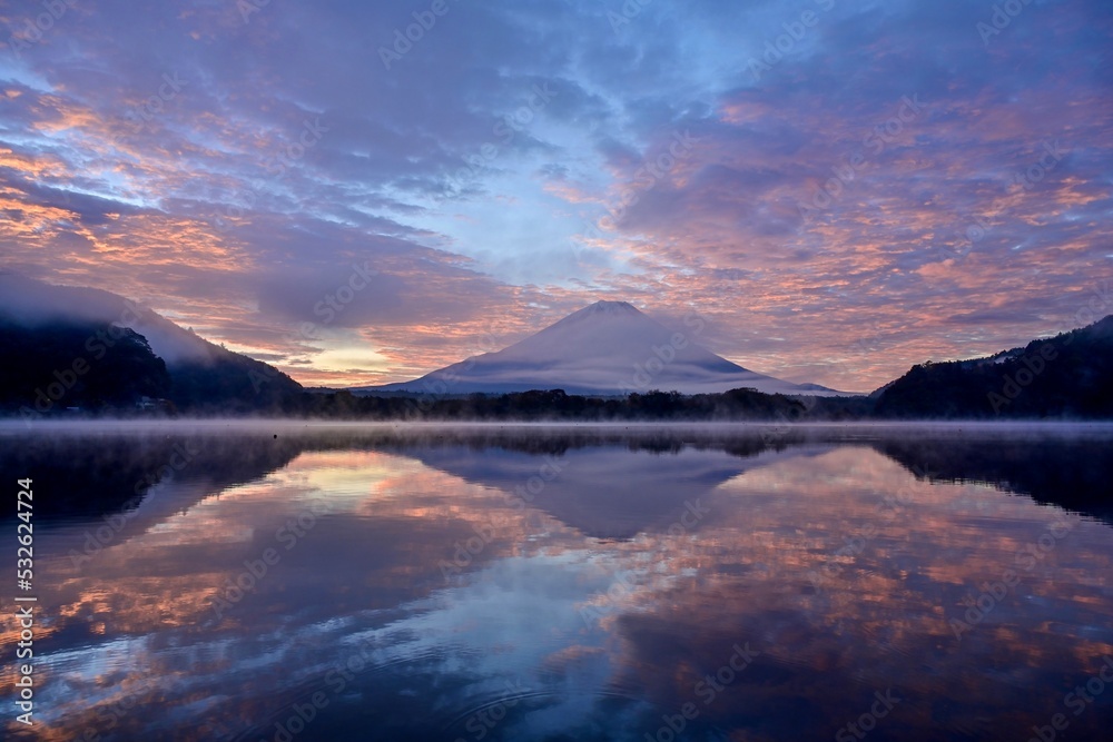 精進湖で見た幻想的な富士山の朝焼け情景＠山梨