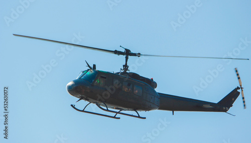 Fototapeta Naklejka Na Ścianę i Meble -  Helicóptero estilo militar de color gris oscuro o negro con fondo de cielo azul