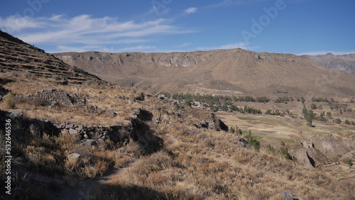 La nature desertique, sec et torride des environs du mirador d'Ocolle du Perou, promenade et marche sur un chemin longeant les hautes montagne