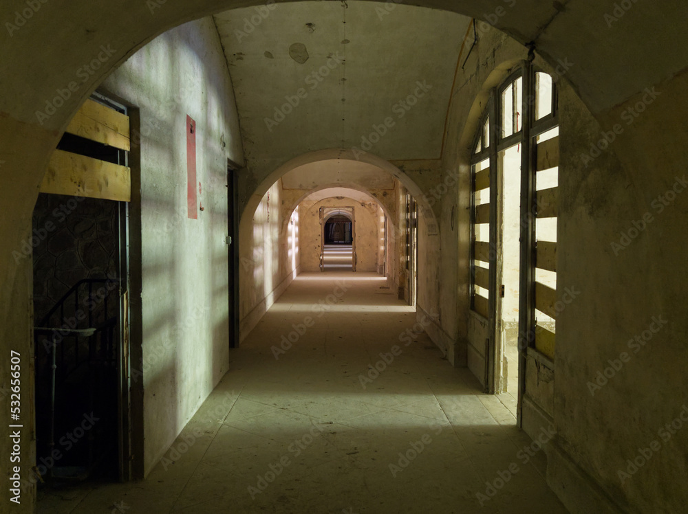 Corridor du bâtiment de garnison dans un fort abandonné