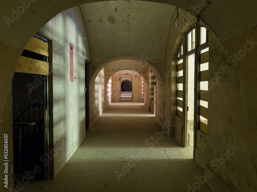 Corridor du bâtiment de garnison dans un fort abandonné photo