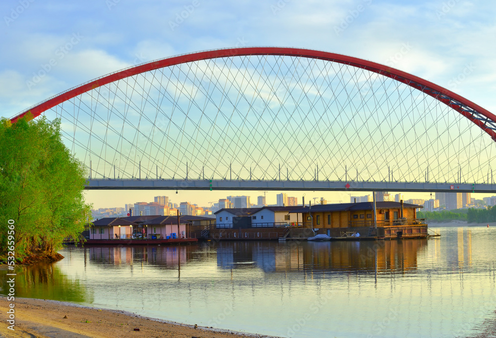 Obraz premium Arched bridge over the Ob