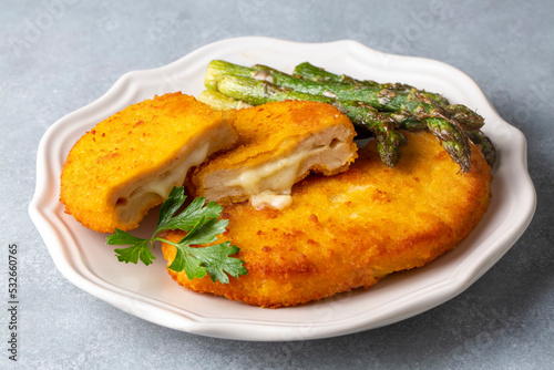 Foto Cordon bleu served with asparagus