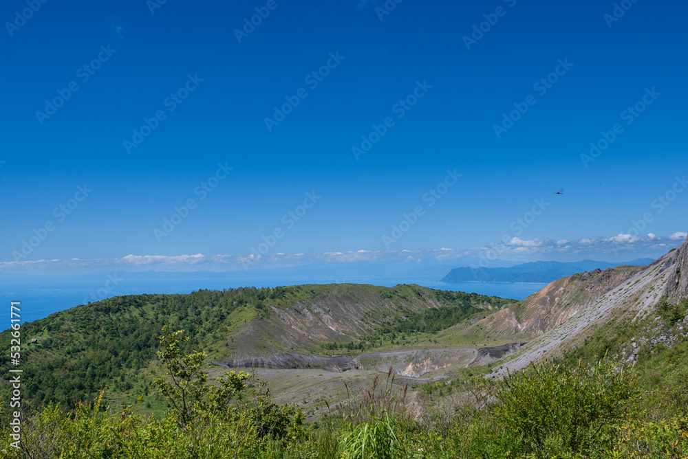 有珠山火口原展望台から外輪山、噴火湾を眺望する