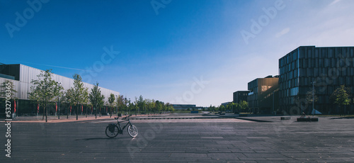 Thyssenkrupp Gebäudekomplex. ThyssenKrupp-Hauptquartier als Panorama im Sommer auf dem menschenleeren Platz. photo