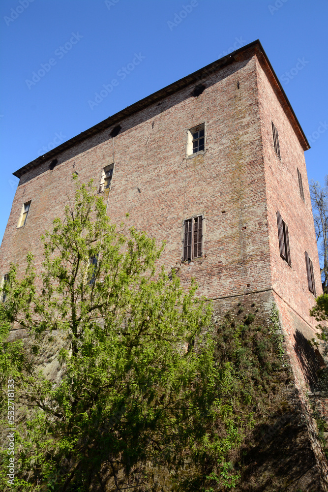 Pomaro Monferrato is a small medieval village that stands on a hillock near the imposing ancient brick castle with a view of the hills.