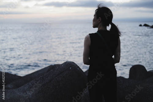 海を眺める女性