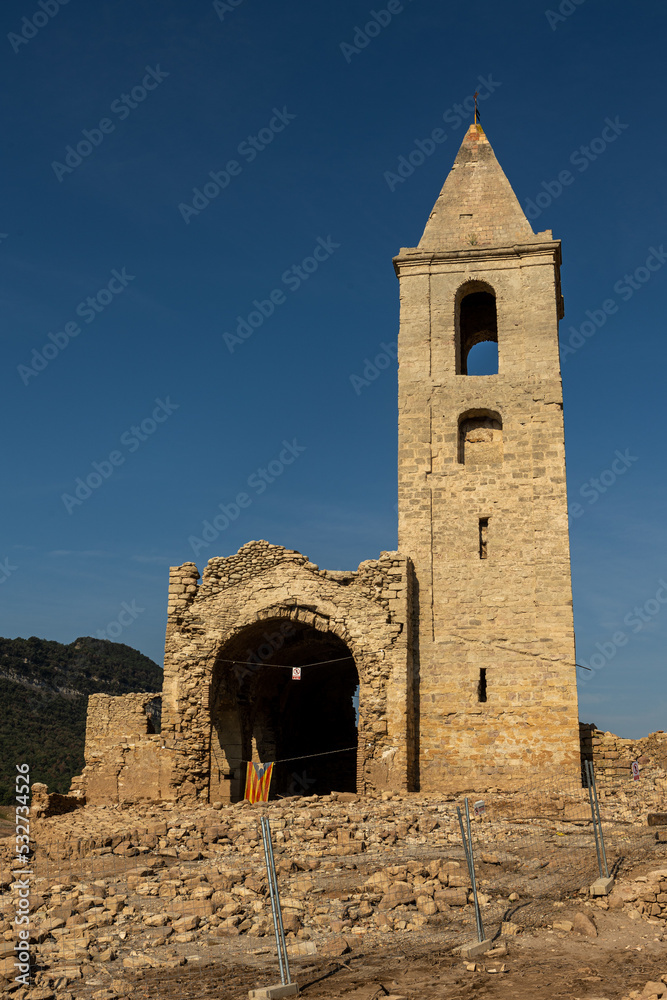 Iglesia romànica del Pantano de Sau durante el grave periodo de sequia del 2022