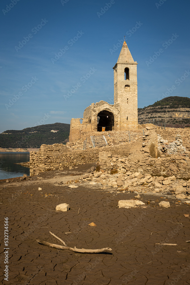 Iglesia romànica del Pantano de Sau durante el grave periodo de sequia del 2022