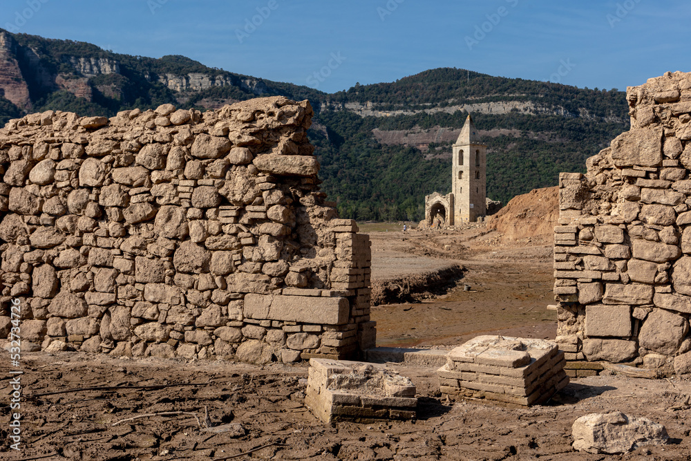 Iglesia romànica del Pantano de Sau durante el grave periodo de sequia del 2022
