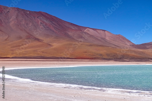 Le lac salé laguna Verde sur l'Altiplano en Bolivie