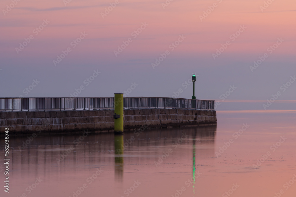 Hafenmole an der Ostsee zu Sonnenaufgang