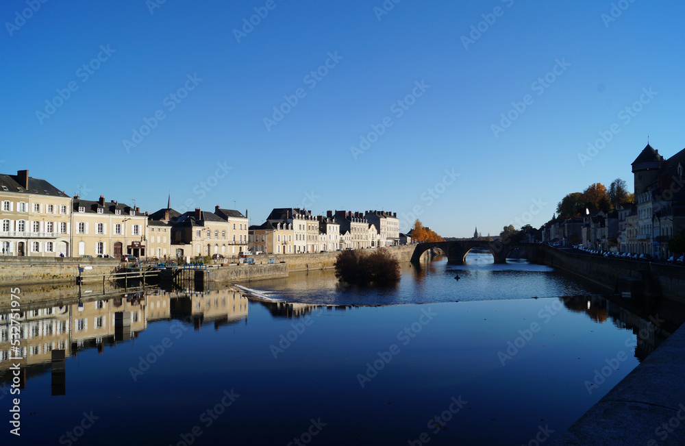 Reflets de maisons sur la Mayenne-France