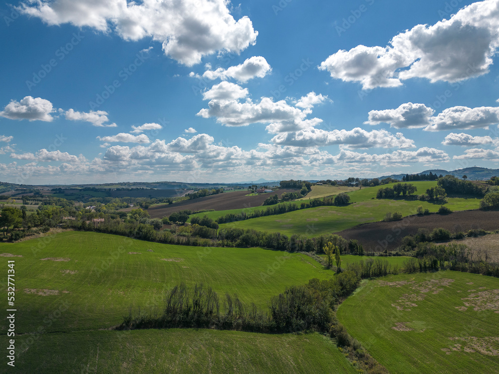 Verdi colline con cielo nuvoloso