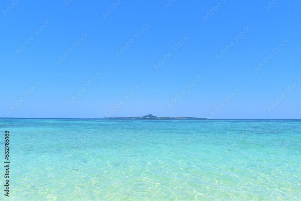 沖縄の砂浜の青い海と青い空