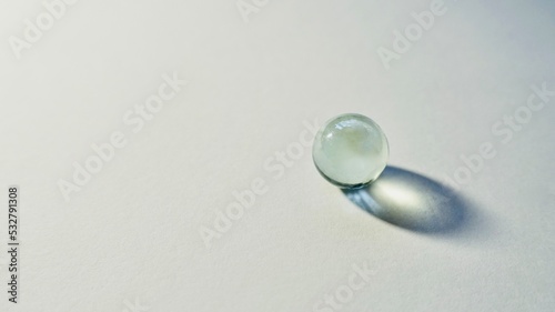 透明なビー玉と影の中の光 photo