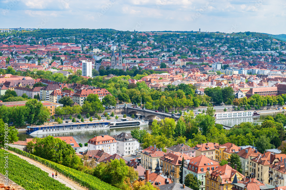 Blick auf Würzburg und seine Altstadt mit Kreuzfahrtschiffen auf dem Main