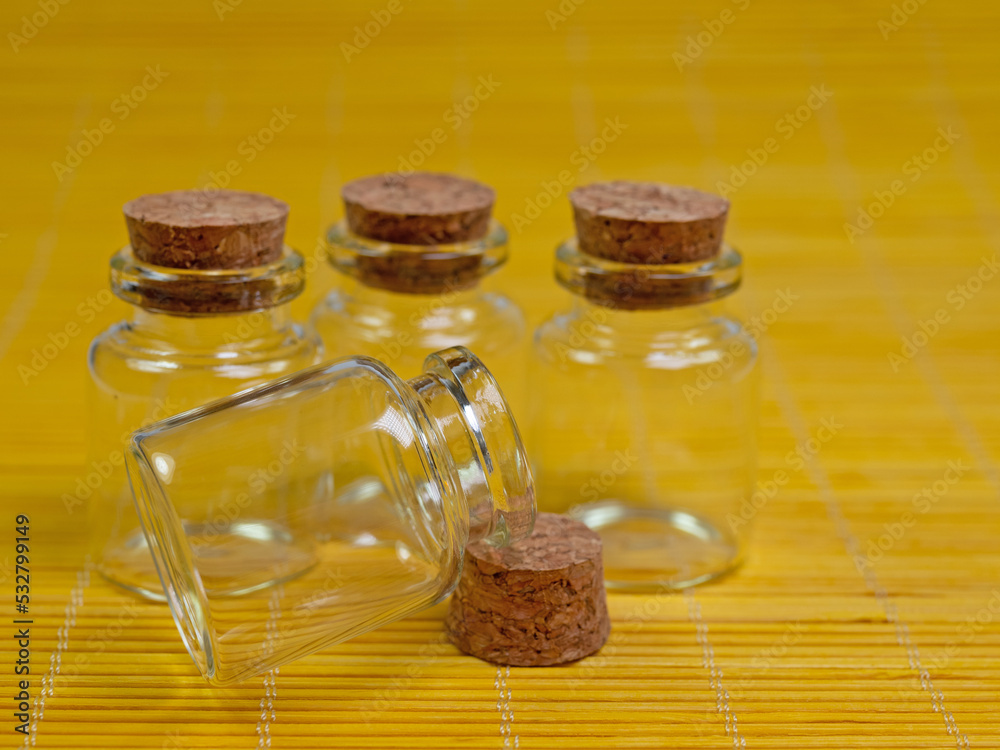 Kleine Glasflaschen mit Korken, Nahaufnahme Kleine Glasflaschen mit Korken, Nahaufnahme