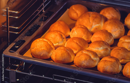 Obraz na płótnie Buns in the oven on a baking sheet w salonie