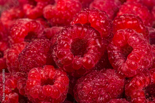 Obraz na płótnie Fresh juicy raspberries close up. Background with red raspberries w salonie