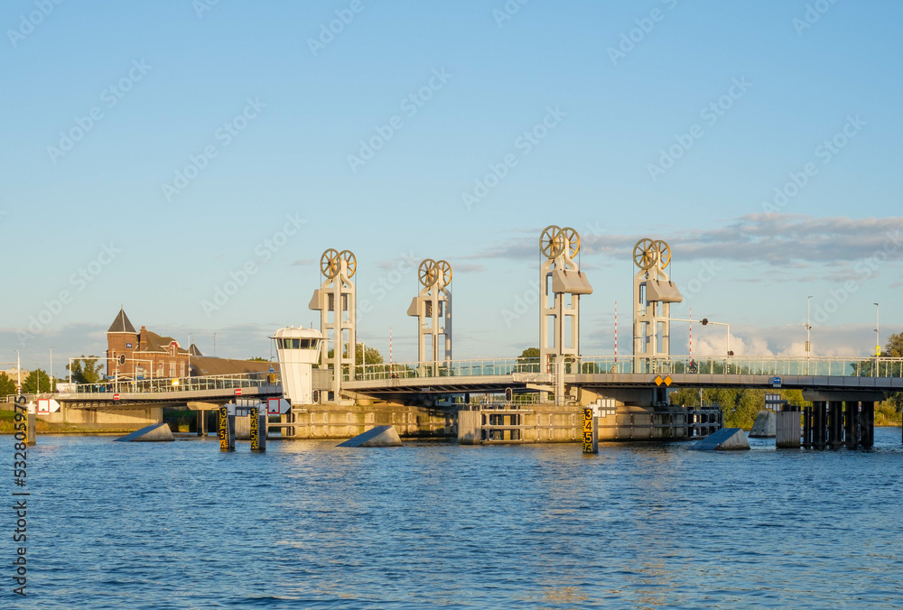 The Stadsbrug in Kampen is a girder bridge in the Netherlands and spans the river IJssel. The bridge connects the center of Kampen with IJsselmuiden and has a span of 210 meters. || De Stadsbrug in Ka