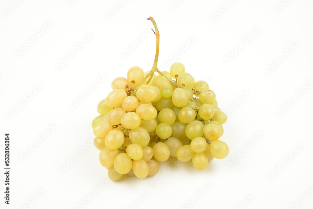 Racimo de uvas blancas sobre fondo blanco