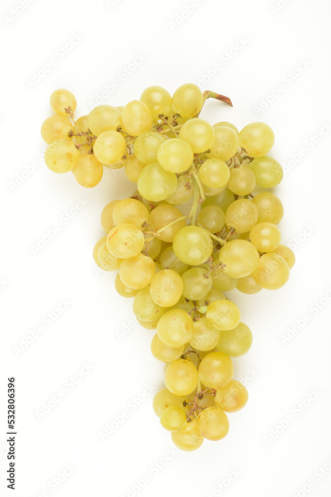 Racimo de uvas blancas sobre fondo blanco