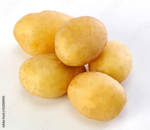 Batatas em fundo branco