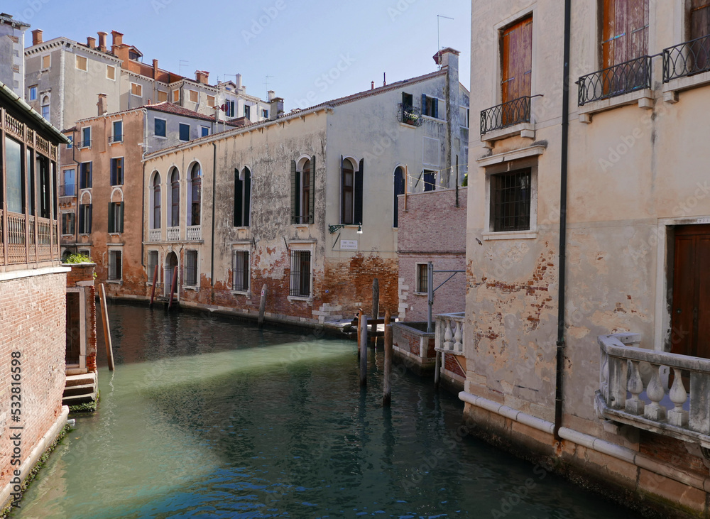 un quieto e caratteristico canaloe di venezia