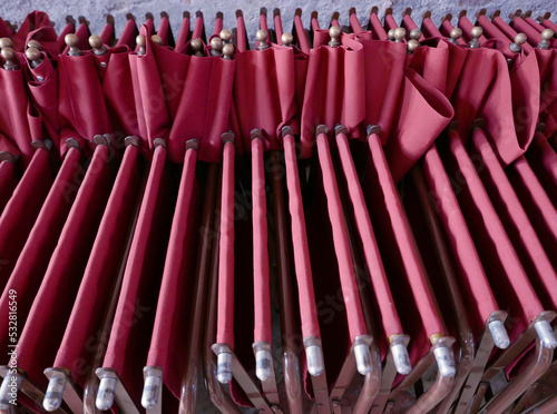 grande quantità di sedie pieghevoli di vivido colore rosa