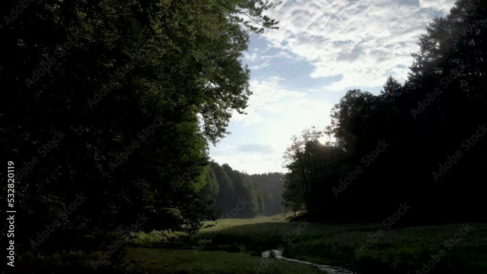 Drohnenflug im Tal - bei Sonnenaufgang Drohnenflug im Tal - bei Sonnenaufgang