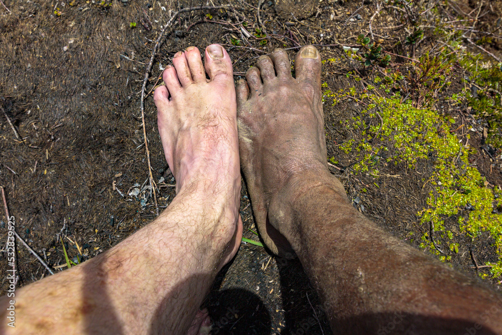 Foto Stock Bare foot of western tourist after trekking with hiking boots in  West Papua highlands and bare foot of his papuan guide who walked the same  paths barefoot, Baliem Valley, Wamena