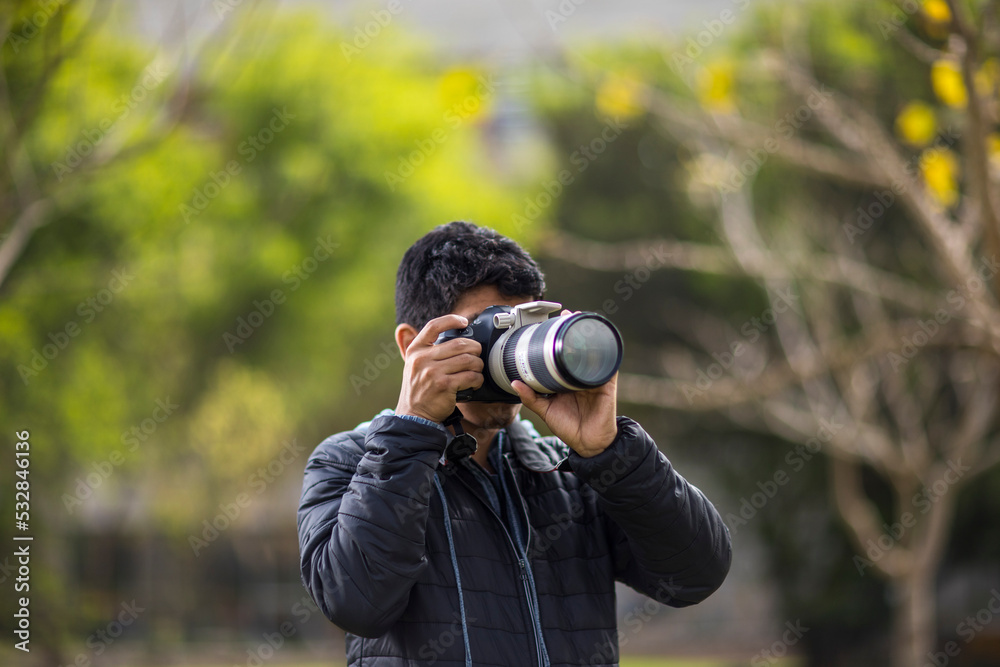 Fotógrafo haciendo fotografías en áreas verdes Fotógrafo haciendo fotografías en áreas verdes