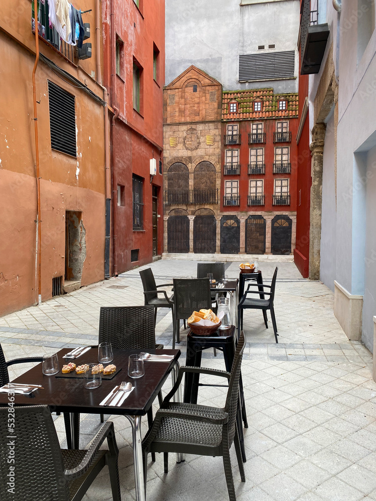 Naklejka premium terraza restaurante en patio interior