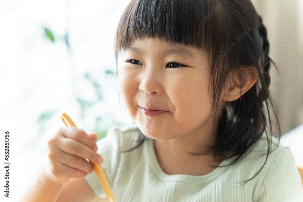 食事する4歳の子供（食事・お菓子・育児・子育て）