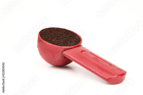 Fotografie scoop of coffee ground in a tablespoon spoon isolated on white