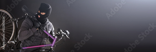 Foto Person Wearing Balaclava Stealing A Bicycle