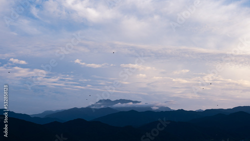 雲がかかった夕方の石鎚山