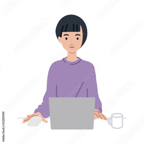 デスクで座ってPCを使っているリモートワークの女性