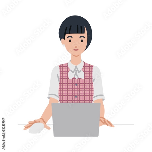 デスクで座ってPCを使っている事務員制服の女性