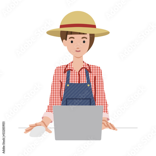 デスクで座ってPCを使っている農家の女性